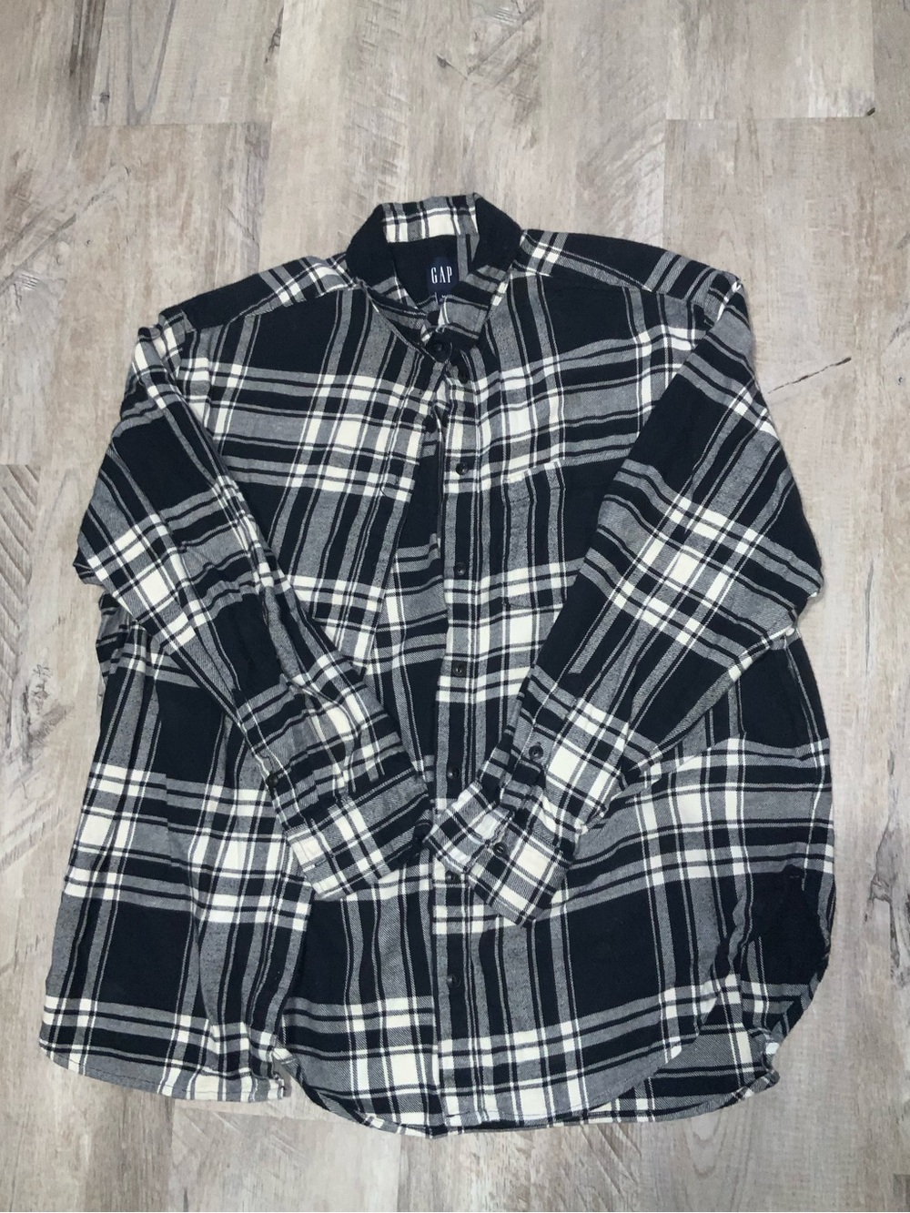 ( Bin 34) GAP, Women’s Black and White Plaid Long-Sleeve Button-Down Shirt